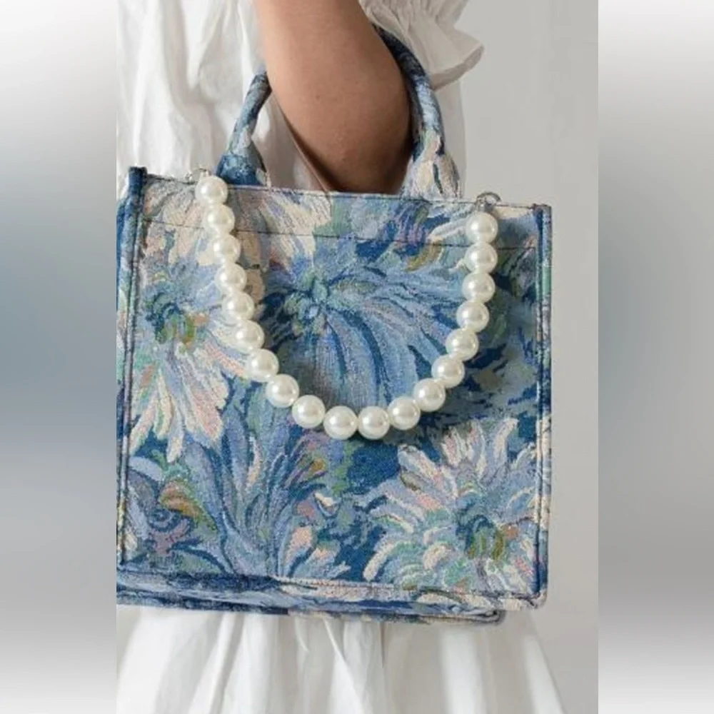 True Love 🎉host pick🎉🎈 NWT floral mini denim tapestry bag